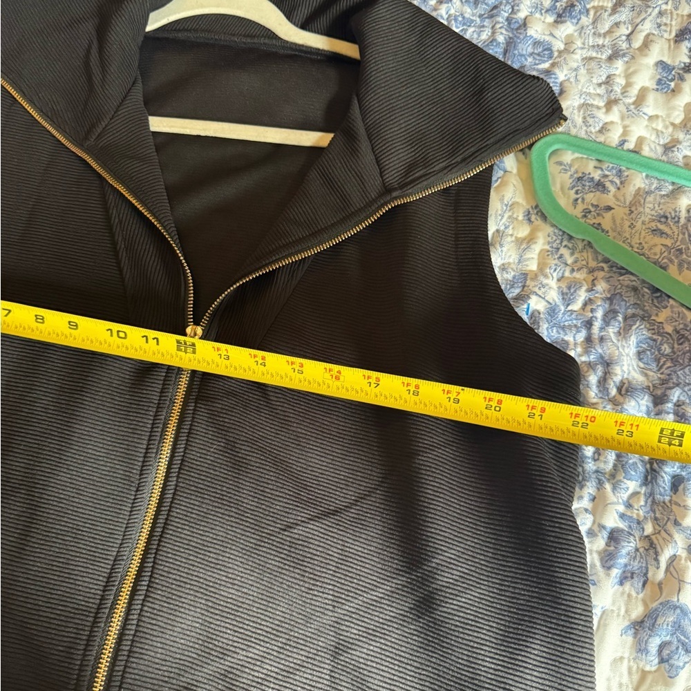 Black Sleeveless Zip-Up Vest - Picture 6 of 6